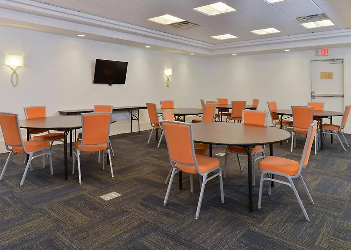 Holiday Inn Express & Suites Terre Haute By Ihg